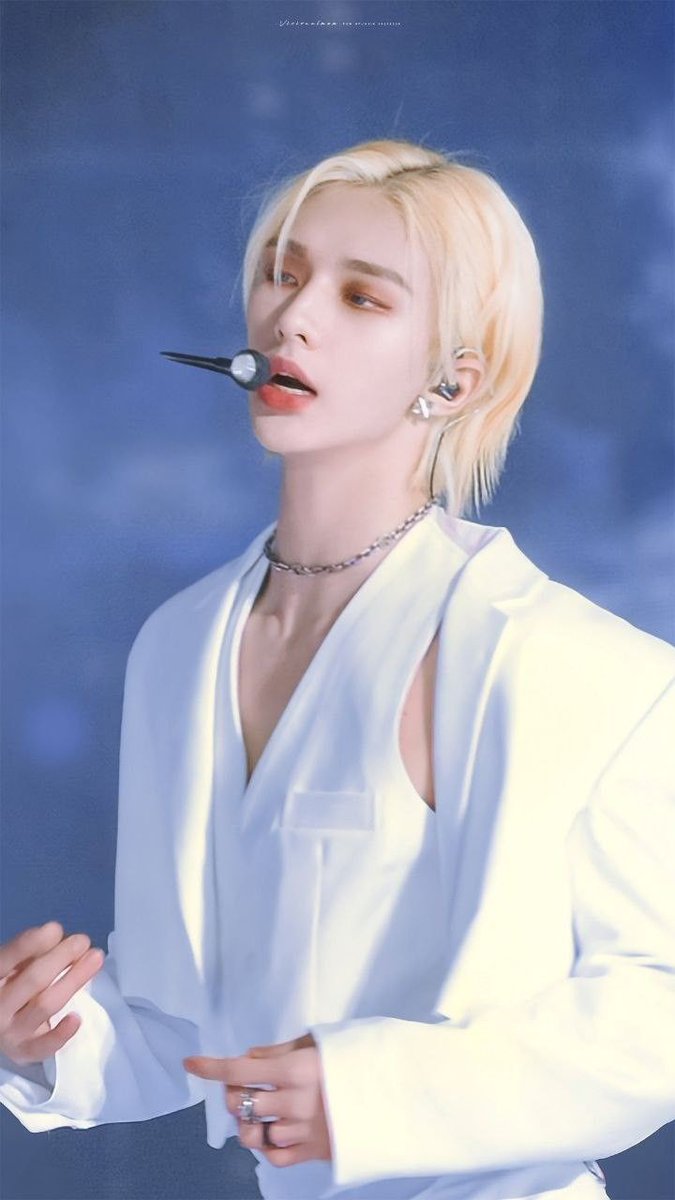 эх знаете,я до сих пор не полностью разобралась, что происходит,но Hyunjin best boy своего мальчика любимого хз от чего, а защищать буду он же Hyunjin little star и еще я знаю, что Hyunjin best boy вы просто посмотрите на него Hyunjin best dancer
#hyunjinbestboy