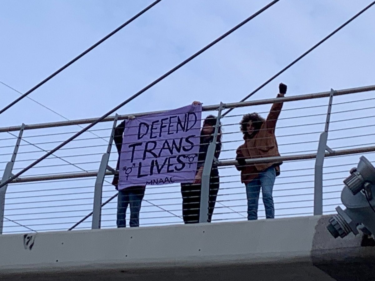 Defend Medical Abortion! Defend Trans Lives!⚕️🏳️‍⚧️

Photos from our emergency bannering yesterday on the Greenway bridge!

#reproductiverights #abortionrights #womensrights #transrights #medicalabortion #mifepristone #protecttranskids
