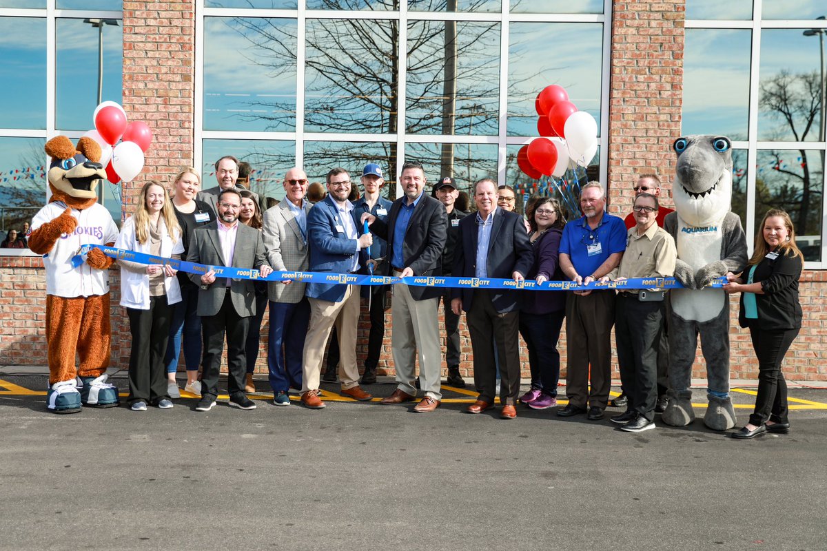 FoodCity's tweet photo. What an eventful day! We held two Re-Grand Opening ceremonies yesterday in our Knoxville market area for our Kodak, TN and Dandridge, TN locations. We are excited to better serve this community with these newly expanded stores!
#regrandopening #ribboncutting #ceremony #foodcity https://t.co/NfnlEraT6t