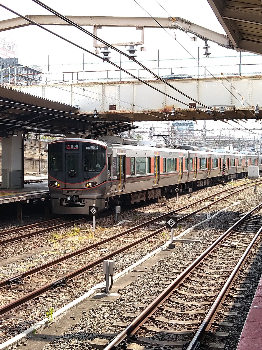 bound_for_Kamo's tweet photo. #大阪環状線 の #323系
(2022年8月15日 #天王寺駅)
#323系の日
環状外回り電車が14番線に入線
4枚目は内回り電車とともに12·13番線の #225系 をサンドイッチ
#大阪環状線 #osakaloopline #JR西日本 #鉄道写真 #鉄道風景 #スマホ写真 #スマホ撮影 https://t.co/PxzPfVAWQG