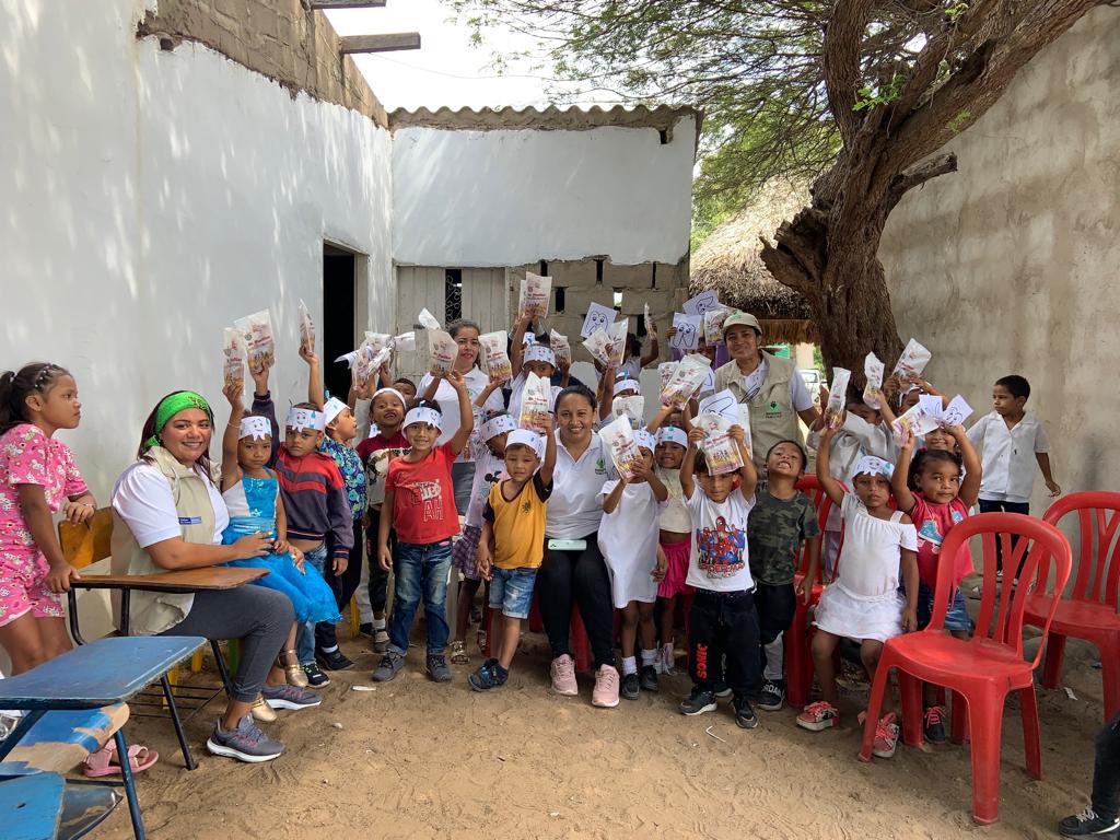 yaneriscc's tweet photo. En el Distrito de #Riohacha @ICBFColombia realizó hoy jornada de prevención de vulneración, fortalecimiento de derechos y educación para la higiene oral, entregando con donación de  Save the children, kits de higiene oral para 58 niños y niñas de la comunidad Wiwa y sus familias. https://t.co/x4UkUcGS6Q