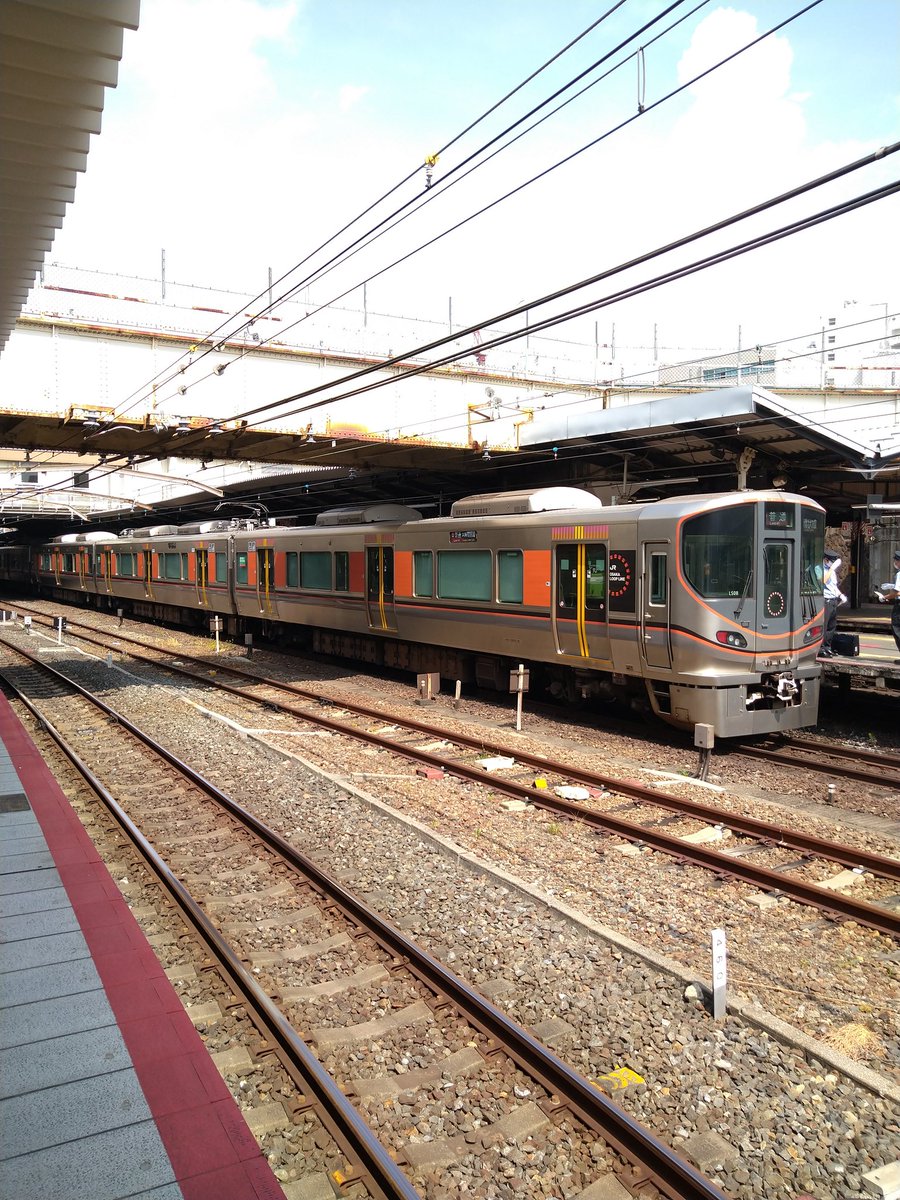 bound_for_Kamo's tweet photo. #大阪環状線 の #323系
(2022年8月15日 #天王寺駅)
#323系の日
環状外回り電車が14番線に入線
4枚目は内回り電車とともに12·13番線の #225系 をサンドイッチ
#大阪環状線 #osakaloopline #JR西日本 #鉄道写真 #鉄道風景 #スマホ写真 #スマホ撮影 https://t.co/PxzPfVAWQG