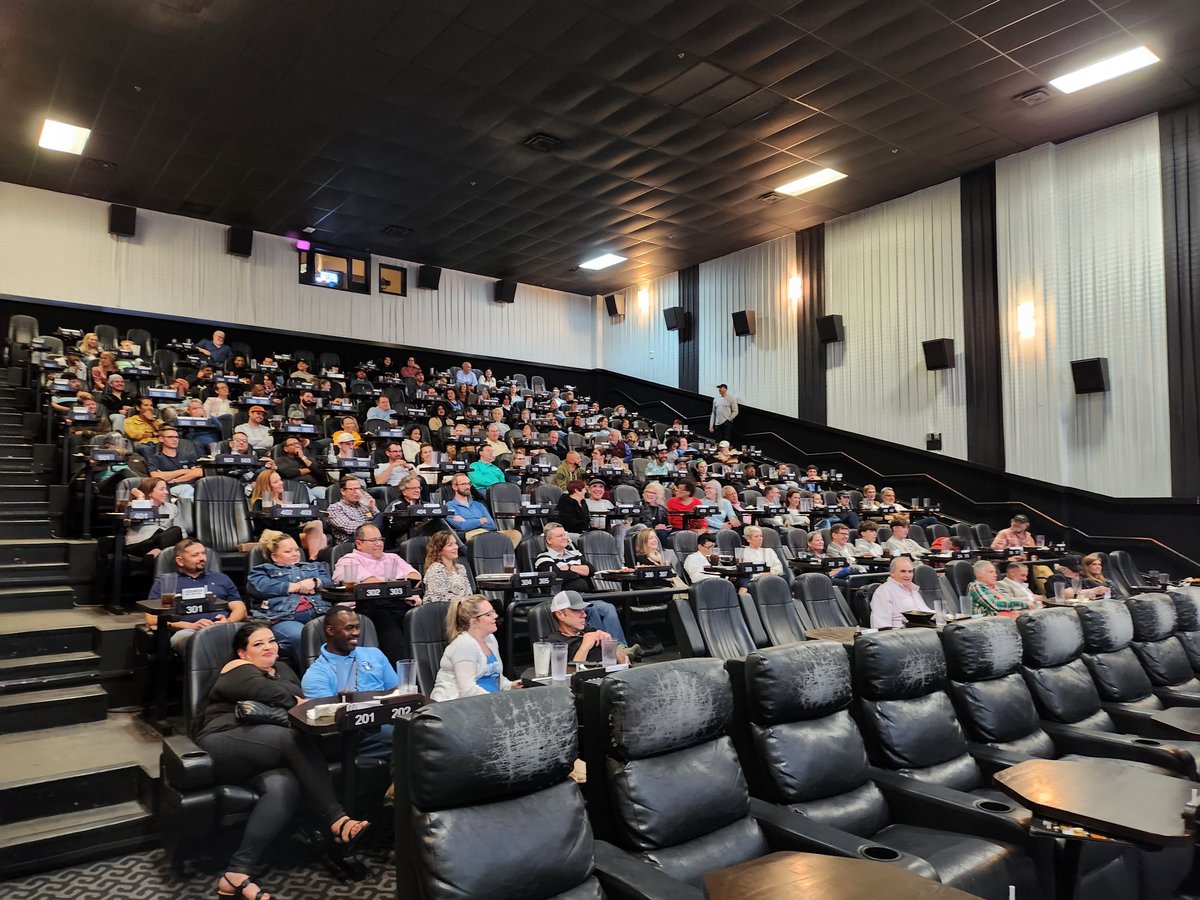 HavenForHope's tweet photo. Local runner and Haven employee, Ken, packs the house for premiere of documentary to raise awareness for substance abuse and recovery and local organization, Pay it Forward.
#payitforward #runkenrun #havenforhope #alamodrafthouse #whitecloudmedia @PIF_SA @WhiteCloudSATX https://t.co/1AvSeMGFpN