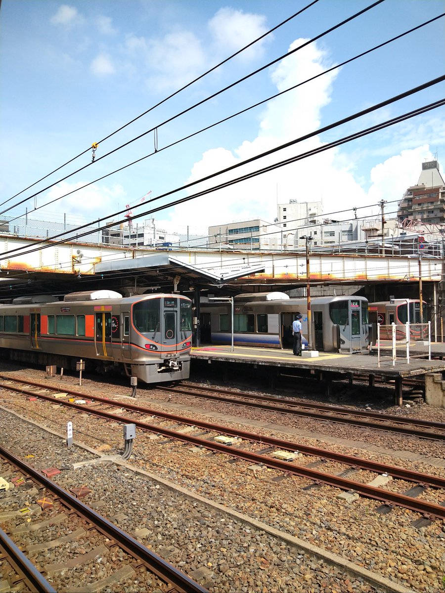 bound_for_Kamo's tweet photo. #大阪環状線 の #323系
(2022年8月15日 #天王寺駅)
#323系の日
環状外回り電車が14番線に入線
4枚目は内回り電車とともに12·13番線の #225系 をサンドイッチ
#大阪環状線 #osakaloopline #JR西日本 #鉄道写真 #鉄道風景 #スマホ写真 #スマホ撮影 https://t.co/PxzPfVAWQG