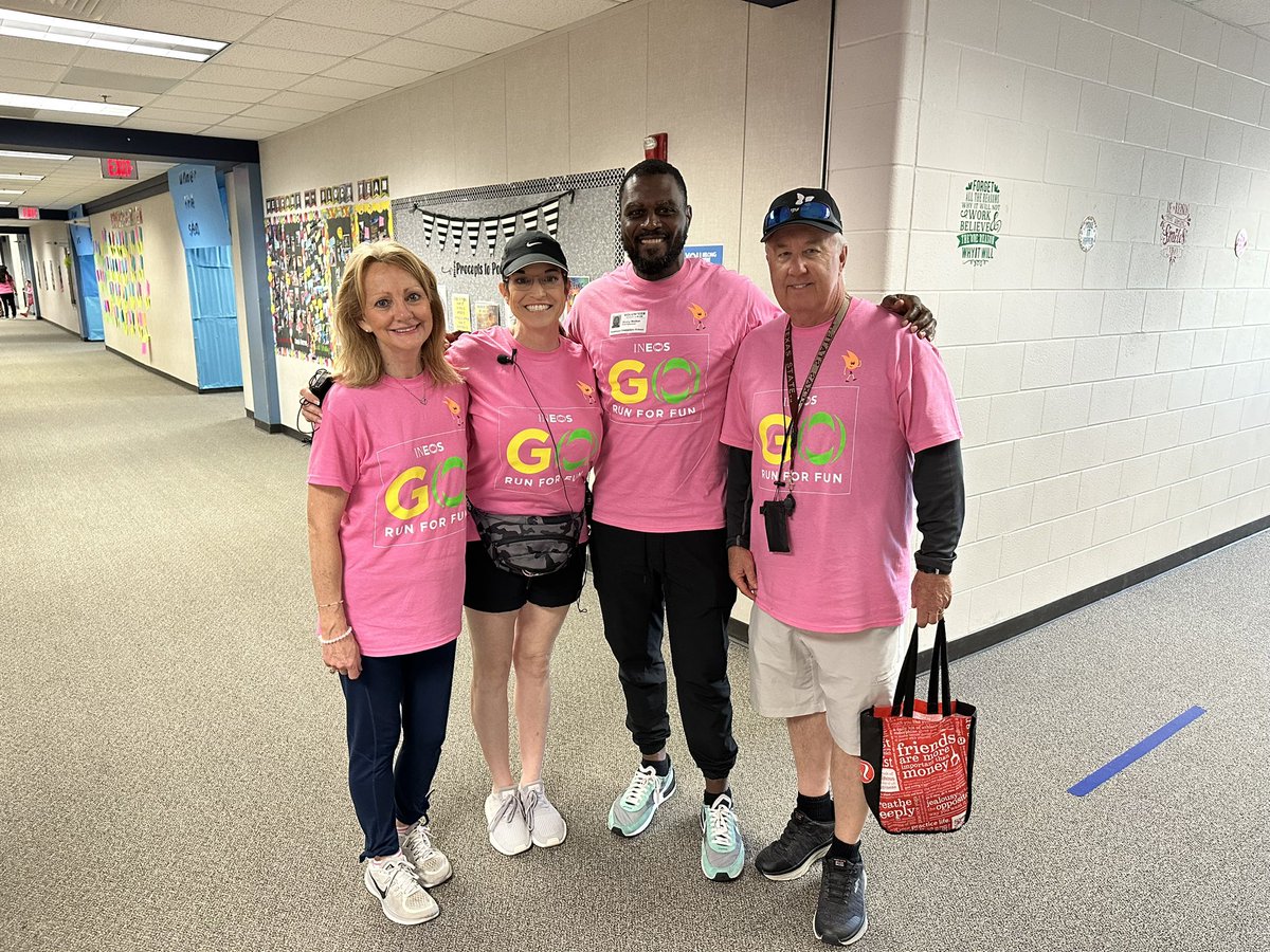 RhondaKoenig4's tweet photo. Robinson’s Go Run for Fun was a success!  We loved having our guest speakers Mr. Walker and Mrs. Bittick! Thank you to our PTA for organizing and our staff for helping! @RobRangers @ccisdlearns https://t.co/HropalQWlX