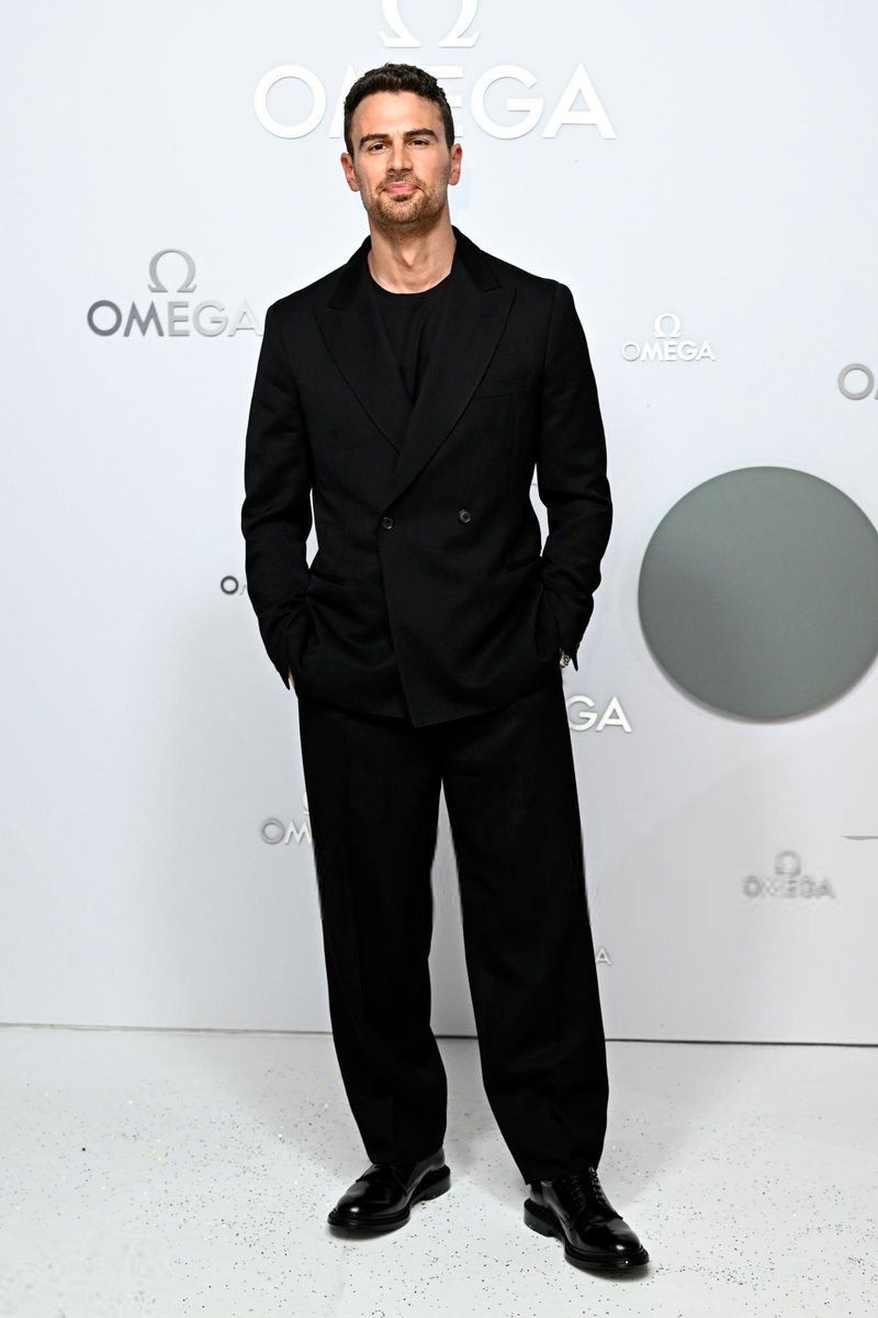 dicasdatalli's tweet photo. 📸 Não existe mais lindo! — Theo James no evento “Omega Aqua Terra Shades” hoje, (22) de março de 2023 em Londres. https://t.co/jKLm2CMLVz