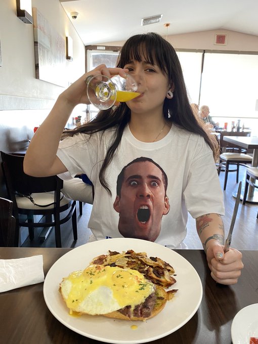 Gotta feed to keep Ham happy😤🤝 https://t.co/8UXtVxrIuH