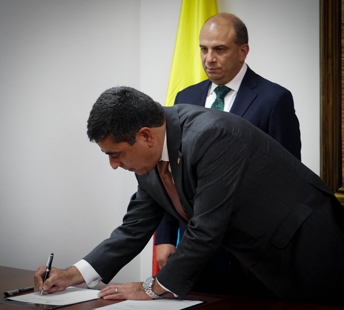 CorteSupremaJ's tweet photo. Con el fin de sumar esfuerzos en la consolidación de mecanismos efectivos de compilación y promoción de reglas jurisprudenciales sobre garantías fundamentales, @CorteSupremaJ y @DefensoriaCol firman Memorando de Entendimiento para difundir acciones conjuntas en materia de DD. HH. https://t.co/rok4SAFm85