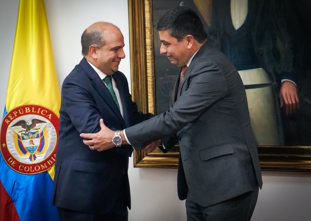 CorteSupremaJ's tweet photo. Con el fin de sumar esfuerzos en la consolidación de mecanismos efectivos de compilación y promoción de reglas jurisprudenciales sobre garantías fundamentales, @CorteSupremaJ y @DefensoriaCol firman Memorando de Entendimiento para difundir acciones conjuntas en materia de DD. HH. https://t.co/rok4SAFm85