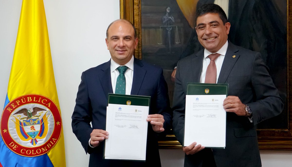 CorteSupremaJ's tweet photo. Con el fin de sumar esfuerzos en la consolidación de mecanismos efectivos de compilación y promoción de reglas jurisprudenciales sobre garantías fundamentales, @CorteSupremaJ y @DefensoriaCol firman Memorando de Entendimiento para difundir acciones conjuntas en materia de DD. HH. https://t.co/rok4SAFm85