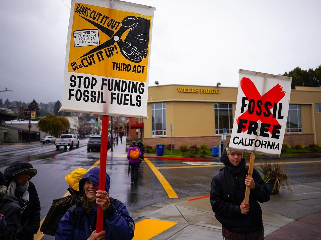 Yesterday, @ThirdActOrg showed up and showed out for their #StopDirtyBanks Day of Action to call on big banks to stop financing climate chaos 💪🪧