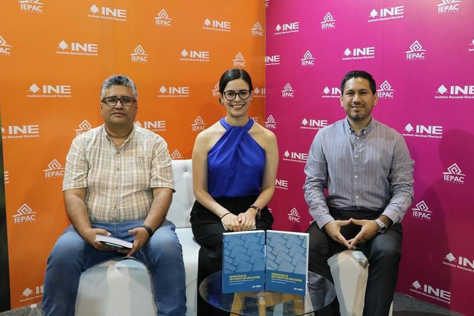 ieepcnlmx's tweet photo. Como parte de las actividades realizadas en el stand del #INE y de #IEPAC en la #FILEY2023 se llevó a cabo la presentación del libro “Democracia en punto de inflexión. Reflexiones del Proceso Electoral 2020-2021." coordinado por el Consejero Alfonso Roiz. @RoizAlfonso https://t.co/b8MTAxymyz