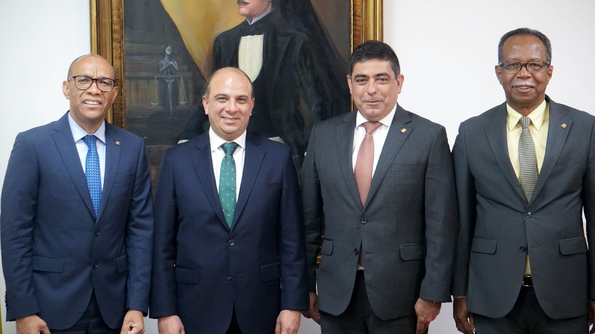 CorteSupremaJ's tweet photo. Con el fin de sumar esfuerzos en la consolidación de mecanismos efectivos de compilación y promoción de reglas jurisprudenciales sobre garantías fundamentales, @CorteSupremaJ y @DefensoriaCol firman Memorando de Entendimiento para difundir acciones conjuntas en materia de DD. HH. https://t.co/rok4SAFm85