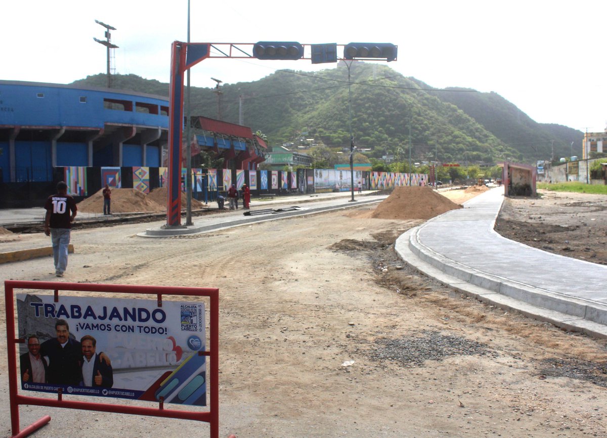 #Avanzan los trabajos de encofrado para construcción de aceras en la Av. Alí Lebrum de Puerto Cabello, trabajos que forman parte de la rehabilitación de esta importante anillo vial de la Ciudad.  <a href="/JCbetancourt72/">JuanCarlosBetancourt</a> #TrabajoYCompromiso