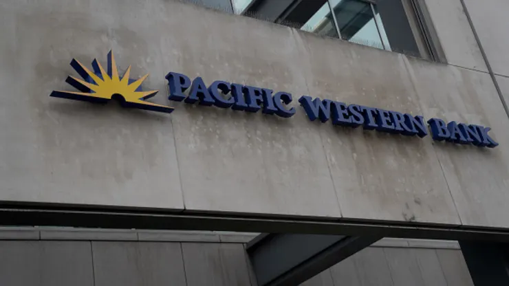 EYESON_NEWS's tweet image. #4thBank #Contagion #DoNotBeDistracted
PacWest falls 17% after regional bank discloses deposit outflows additional liquidity. The bank said in a press release Wed that it had $27.1 billion in deposits as of March 20 which is down from $33.9B at the end of Dec and from $33.2B Mar9