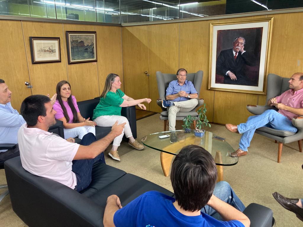 Andrea Brugman (@andreabrugman) on Twitter photo Junto al Ministro <a href="/MartinLemaUy/">Martin Lema</a> llegamos a Rivera, donde mantuvimos reunión con el Intendente Cr Richard Sander y Equipo, Diputado del dpto Eduardo Guadalupe y Equipo <a href="/midesuy/">Ministerio de Desarrollo Social</a> local. Junto al Ministro <a href="/MartinLemaUy/">Martin Lema</a> llegamos a Rivera, donde mantuvimos reunión con el Intendente Cr Richard Sander y Equipo, Diputado del dpto Eduardo Guadalupe y Equipo <a href="/midesuy/">Ministerio de Desarrollo Social</a> local.