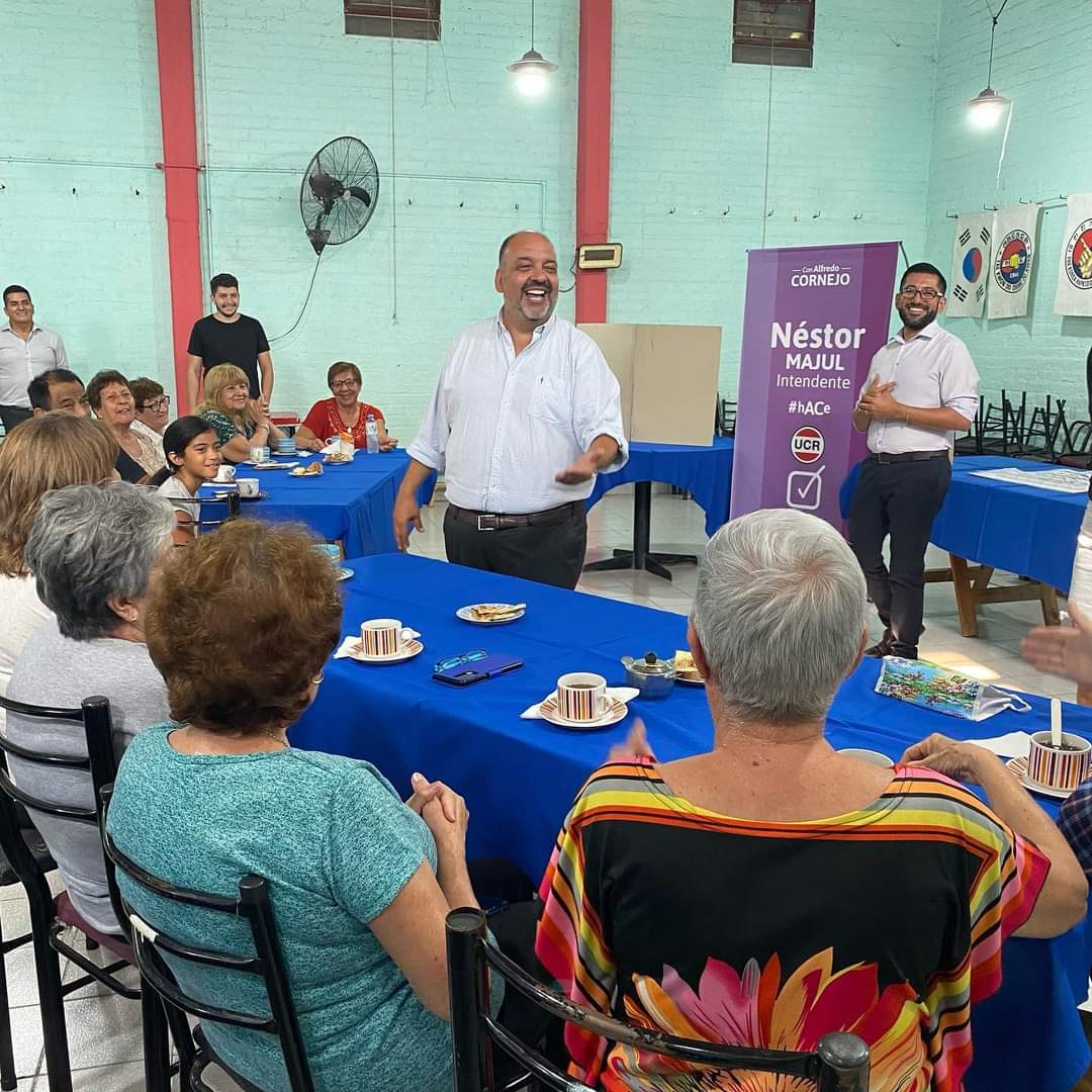 GabrielLopez_OK's tweet image. 🫂 Junto a @MajulNestor visitamos un centro de jubilados de #Coquimbito para que nuestros adultos mayores ejerzan su derecho a votar y lo hagan ahora en una modalidad más sencilla, que mejora la calidad institucional en beneficio de la democracia. 🇦🇷🗳

#Maipu #elecciones2023