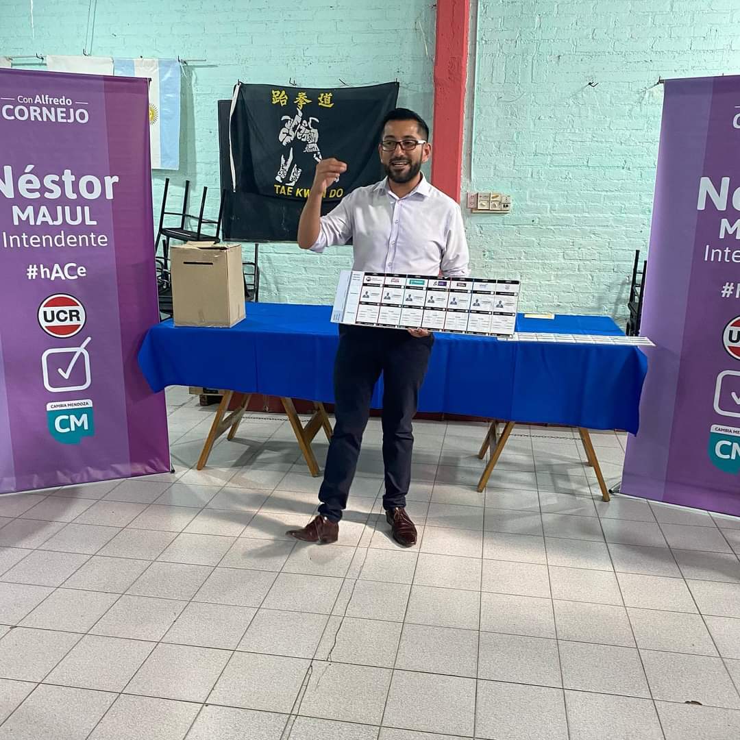 GabrielLopez_OK's tweet image. 🫂 Junto a @MajulNestor visitamos un centro de jubilados de #Coquimbito para que nuestros adultos mayores ejerzan su derecho a votar y lo hagan ahora en una modalidad más sencilla, que mejora la calidad institucional en beneficio de la democracia. 🇦🇷🗳

#Maipu #elecciones2023