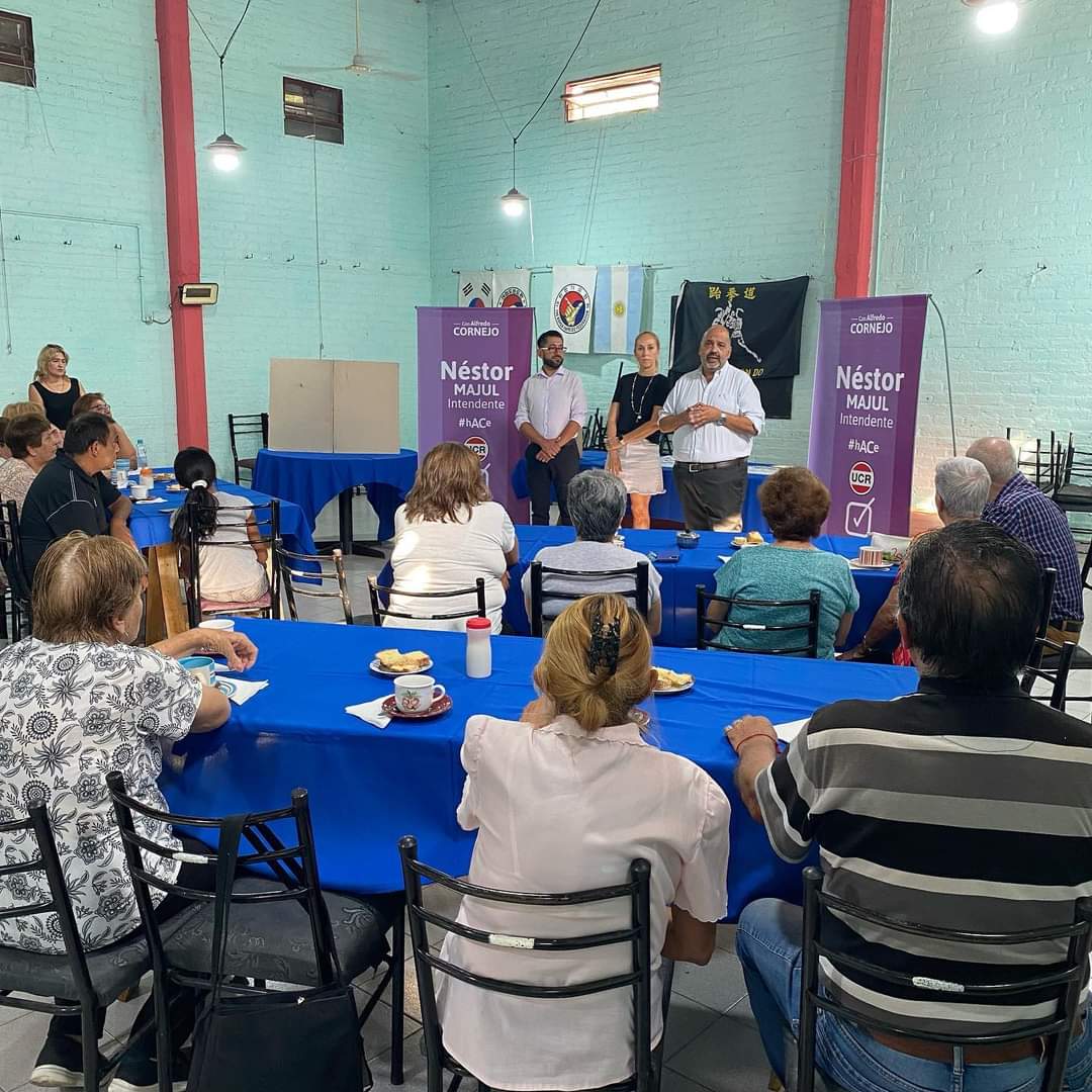 GabrielLopez_OK's tweet image. 🫂 Junto a @MajulNestor visitamos un centro de jubilados de #Coquimbito para que nuestros adultos mayores ejerzan su derecho a votar y lo hagan ahora en una modalidad más sencilla, que mejora la calidad institucional en beneficio de la democracia. 🇦🇷🗳

#Maipu #elecciones2023