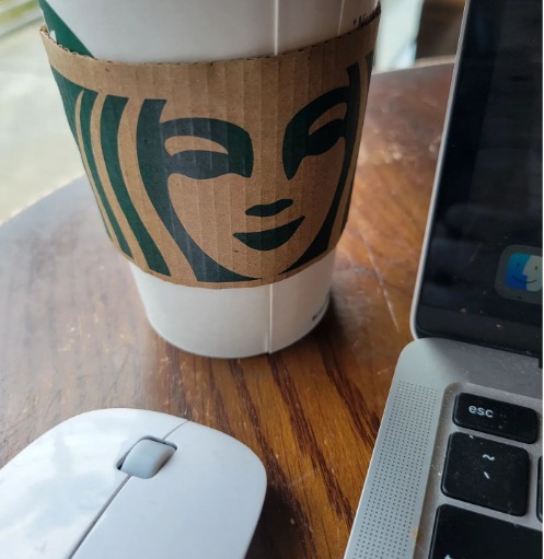 Alessan57013213's tweet photo. ojalá se acabe pronto el día 😠 #starbucks #macbookpro #wednesday #stressout https://t.co/K821sbZp3X