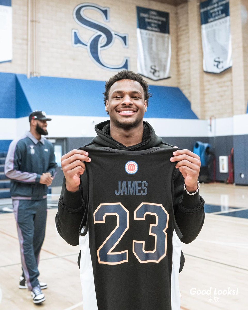 BleacherReport's tweet photo. Bronny got his McDonald's All American threads ⭐️ @brhoops

(via @goodlooksfamily) https://t.co/fLPYRknNF9