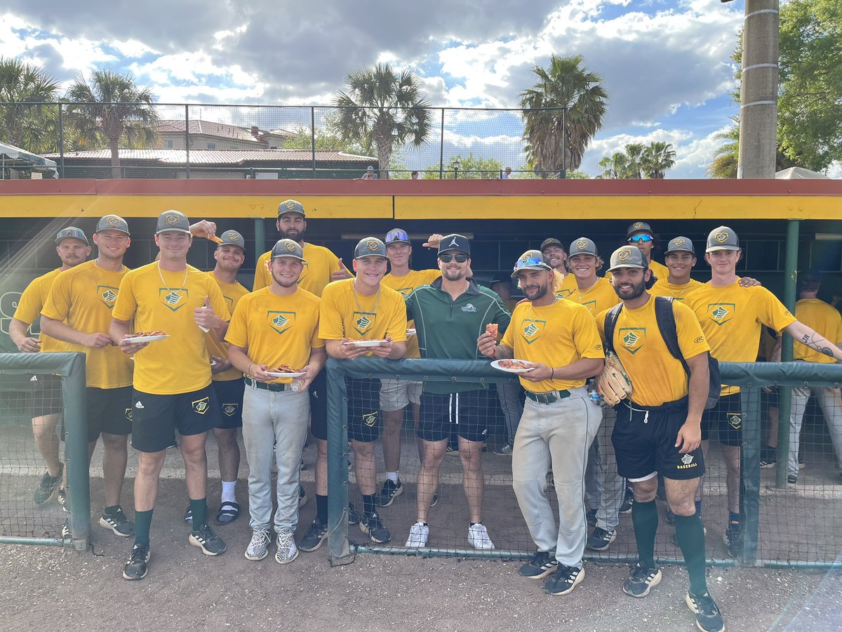 Big thank you to alumni Paul Coumoulos and Oscar Gordillo for getting our guys meals after practices these past few weeks ! Always great to see alumni come back to Thomas B Southard !