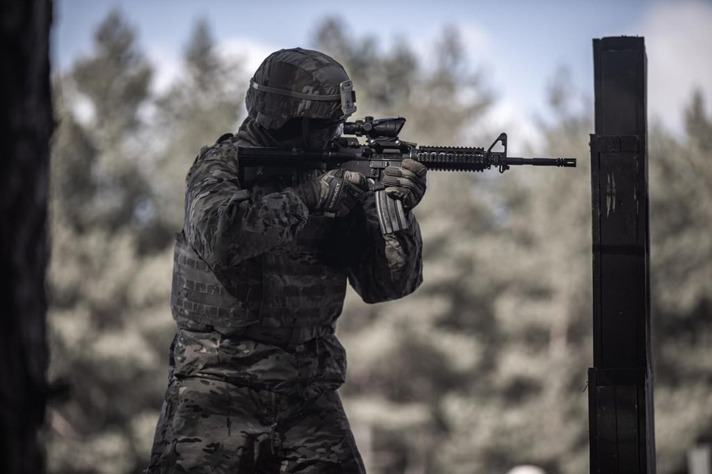1stCavalryDiv's tweet photo. #FirstTeam Troopers from @1stCav2bct stay #CavLethal by conducting small arms qualification. Soldiers are qualified and earn one of three badges to demonstrate their proficiency in their weapon systems.
#Readiness | #WeAreTheCav | #Discipline | @iii_corps | @FORSCOM https://t.co/5mLGYdB1HM