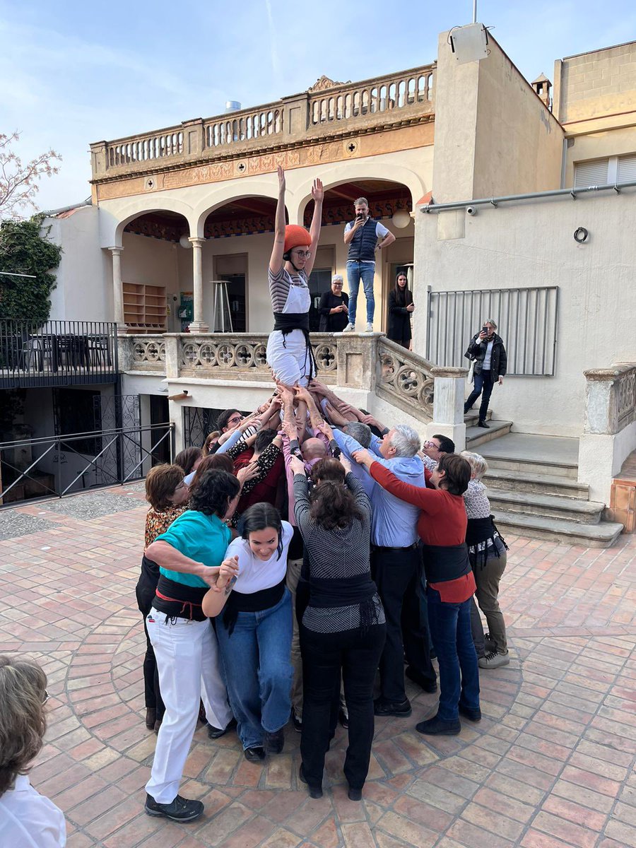 CitopatolCAT's tweet photo. Visita als Castellers de Vilafranca aka @Verds durant la sessió citocultural. Hem après la cultura dels castells, pilars i torres i hem fet una pinya 👏🏻👏🏻
#CitopatCat 
Gràcies per l’experiència @Verds i la coordinació al laboratori Eldine 😊 https://t.co/aX0rzQS2s7