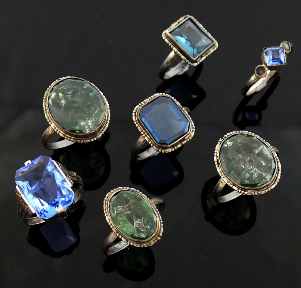 PippaDeeley's tweet photo. Over 100 group lots of silver and gem-set jewellery in our sale this Saturday, all very reasonably priced with estimates starting from just £20.  Ex-stock from a jewellers, and a fraction of the ticket price.  Bargains galore!!!! Check out our website: https://t.co/iJbXv9ZoXW https://t.co/g2ePlQhwlW