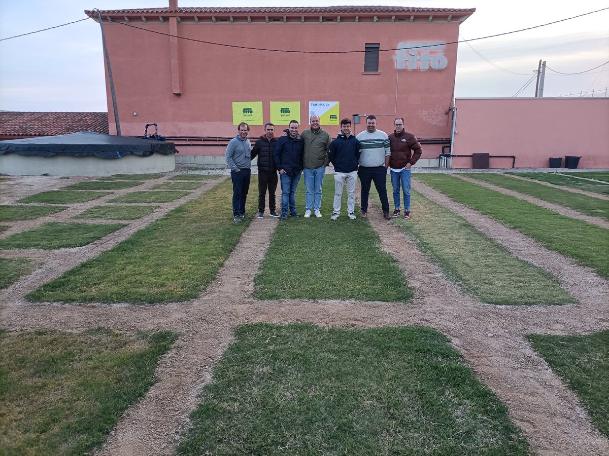 josepcirera's tweet photo. Magnífica visita a @SemillasFitoTG por parte de los greenkeepers de Galicia con el grupo @SanjurjoFero.
Gracias por la vuestro tiempo.
#Ensayosdecésped
#CentrologísticodeBarbens
#Laboratoriodebiotecnología 
#Césped
#Golf https://t.co/hp6xK1GCgZ