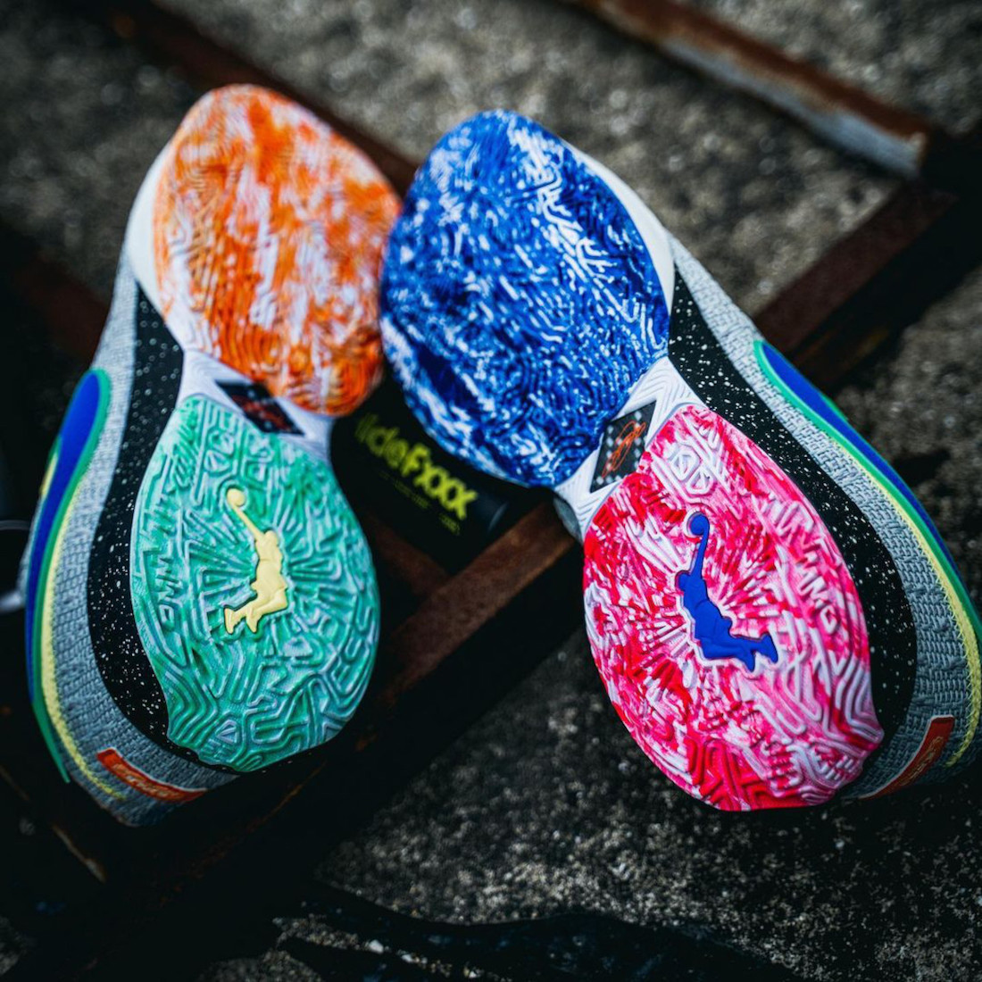 JustFreshKicks's tweet photo. Releasing at 10AM EST 👑
Nike LeBron 20 'Nike Lifer'

Nike:https://t.co/v8Zn9rhyGq
FNL:https://t.co/X131jk9bXi
JD:https://t.co/bSExLoQ7DD
DG:https://t.co/kcKRmS74vk
FTL:https://t.co/EONJVLkTug
CS:https://t.co/Af0C1zrnd2 https://t.co/D7xBM0JyB8