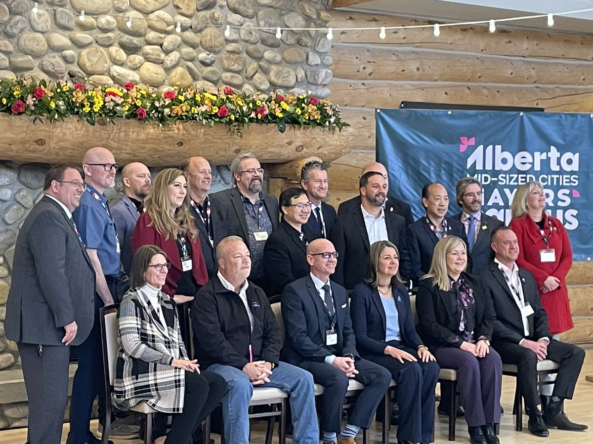 wchoy74's tweet photo. TY @ABDanielleSmith for talking w/ #MCMC Caucus about a few of our priorities #partnerhsips #affordablehousing #homelessness #publicsaftey #ems #healthcare #funding  #ableg #midsizematters #mayorchoy https://t.co/dMu6vRoHBi