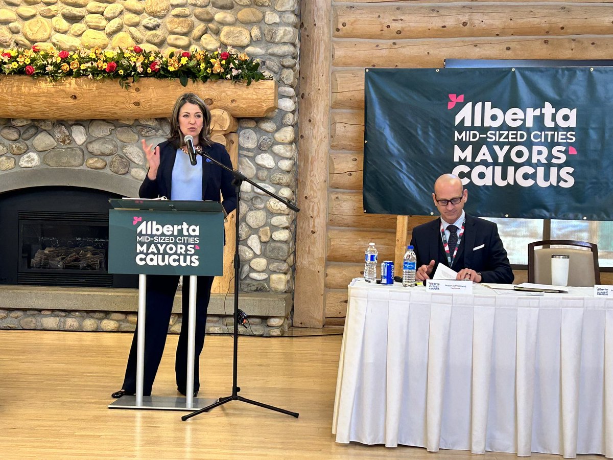 wchoy74's tweet photo. TY @ABDanielleSmith for talking w/ #MCMC Caucus about a few of our priorities #partnerhsips #affordablehousing #homelessness #publicsaftey #ems #healthcare #funding  #ableg #midsizematters #mayorchoy https://t.co/dMu6vRoHBi