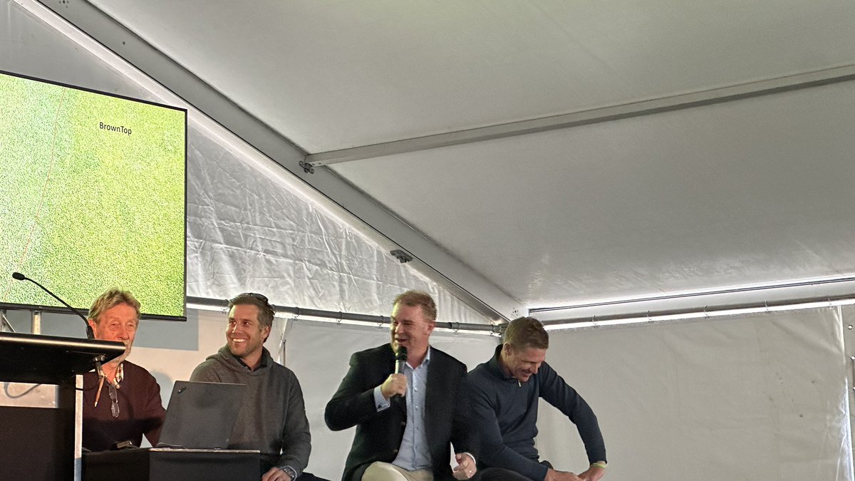 campbellturf's tweet photo. @BunkersB responding to the creeping bent guys #turfdays https://t.co/47uNR5g9HV