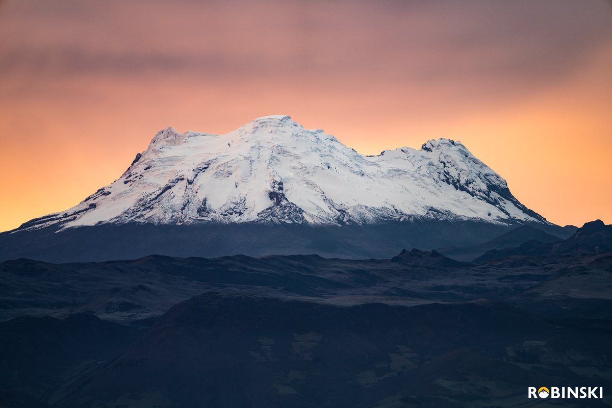 Robinski__'s tweet photo. Volcán Antisana radiante al amanecer. Si le hacen zoom podrán ver unas pequeñas luces correspondientes a unos andinistas. 

@sonylatin @SonyAlpha https://t.co/lg6rlaOk0n