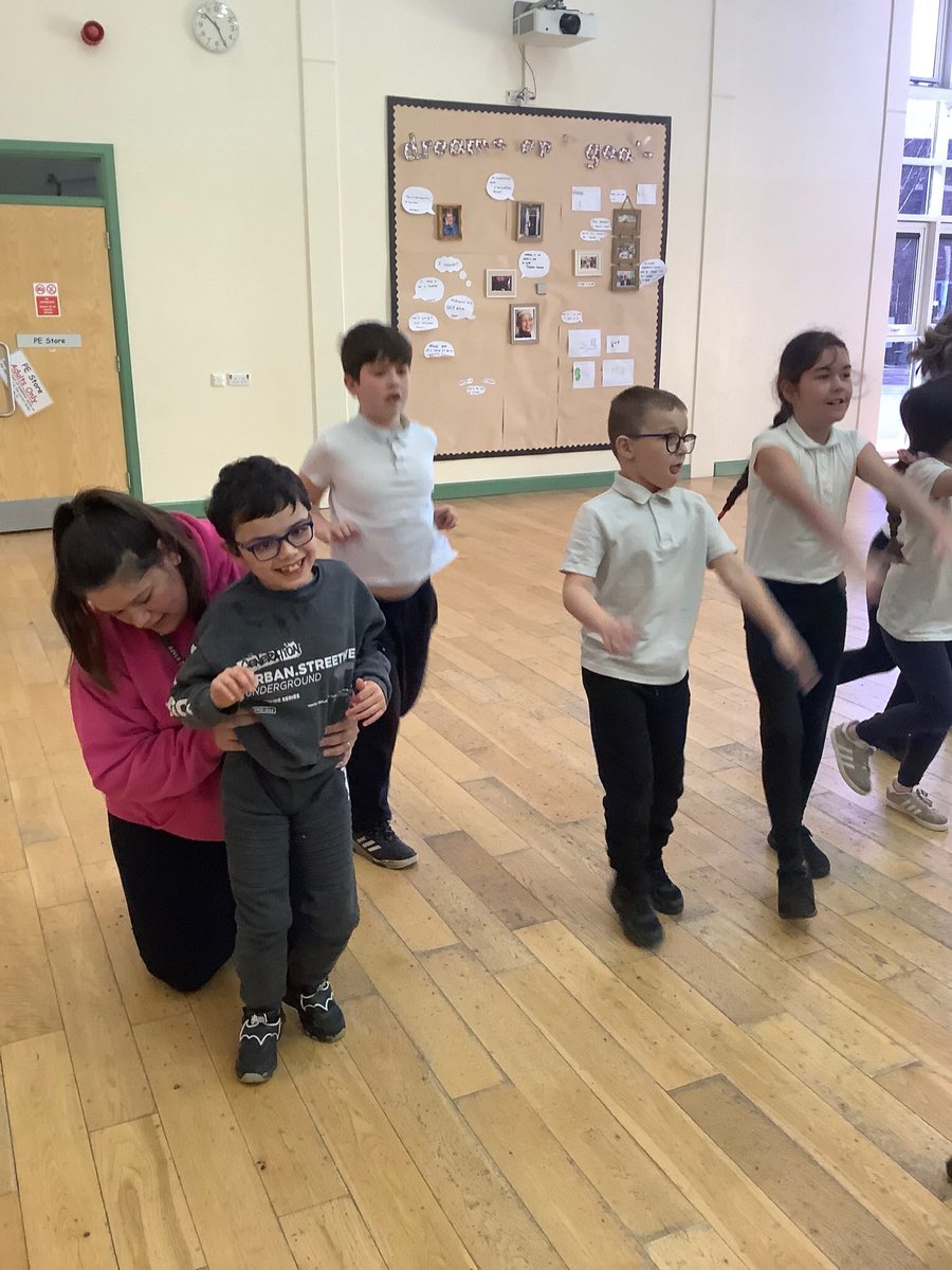Lakeside_school's tweet photo. Y3/4CS enjoyed their session with @TeamGB @sportsforchamps #jaydonpaddock Thank you. https://t.co/fnHSszKydP