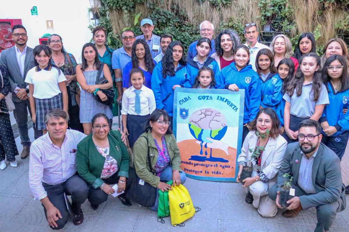 MinMujeryEG's tweet image. 📍Cabildo, Día del Agua | Subse @LuzVidalH, junto a subse @MMAChile @max_proano, seremi @MMEG_Valparaiso @camila_lazom, alcalde @vicdonoso y comunidad cabildana
💦Conmemoraron el resguardo del derecho humano al agua
💦Destacaron el rol de dirigentas de APR en la escasez hídrica