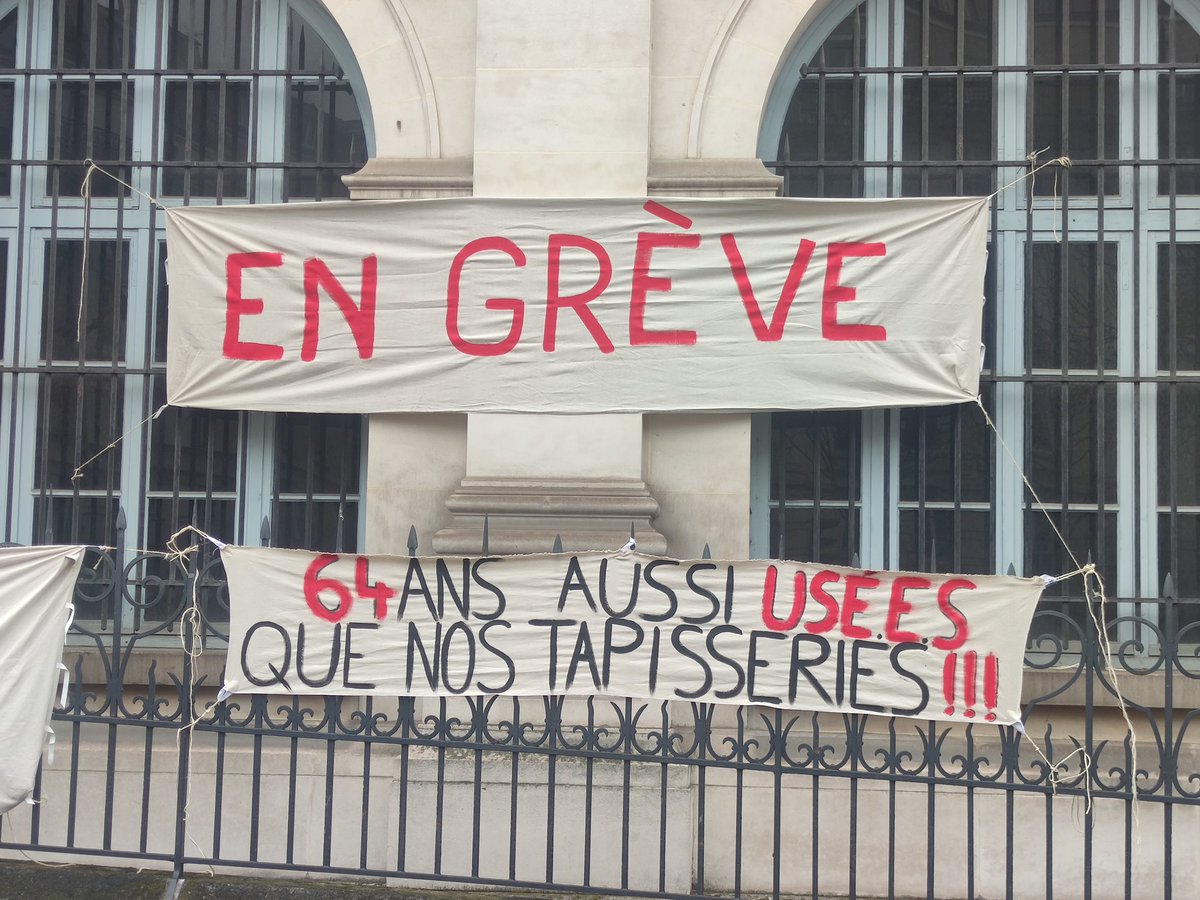 RaveaudGilles's tweet photo. Mais l'Élysée, totalement respectueux du droit de grève, a fait appel à une société privée. La tapisserie a donc été livrée. Soutien aux camarades manufacturiers et à leurs magnifiques métiers ! @Charlie_Hebdo_ 2/2 https://t.co/jbdNgxahxe
