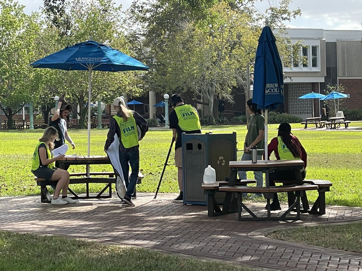 ProfB_Science's tweet photo. Love it when I am walking across campus to class and a random group of students are working on a 🎥for their film class. Just remind dad me how much fun learning can be @BrowardCollege @mybconline @bc_asc @bc_president @BrowardCollAlum @BCSouthCampus @BCCentralSL @trishDREAM https://t.co/WSFwiccwNe