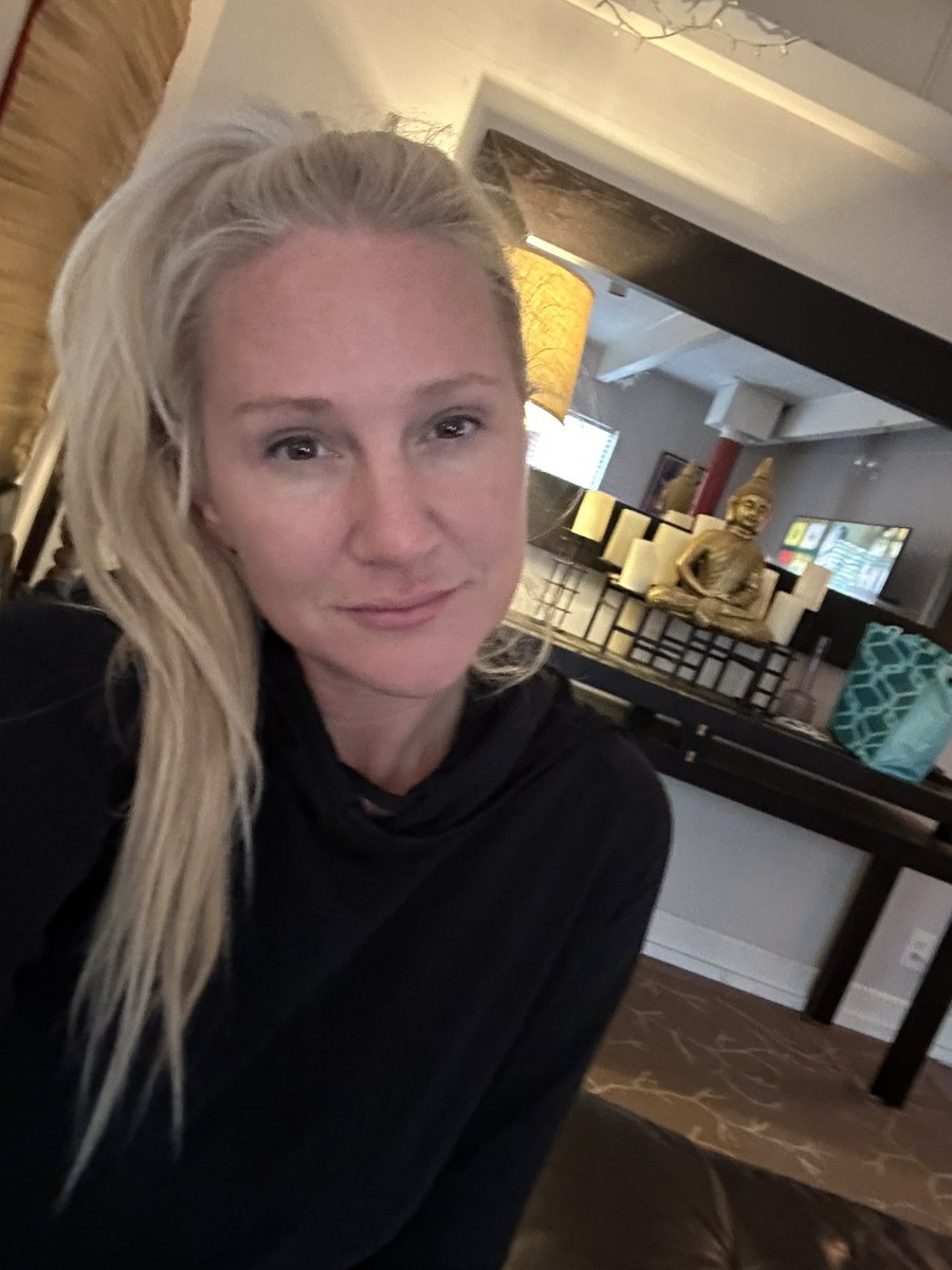 MsAlexismalone's tweet photo. Lazy, rainy day in LA.. Friend is out of hospital and all good. 🙏💜 https://t.co/Uq6nD8gkAH