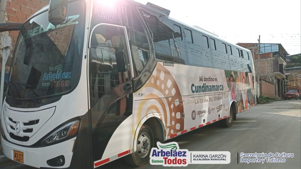 AlcArbelaez's tweet photo. 𝙉𝙪𝙚𝙨𝙩𝙧𝙤𝙨 𝙣𝙞𝙣̃𝙤𝙨 𝙮 𝙥𝙖𝙙𝙧𝙚𝙨 𝙙𝙚 𝙛𝙖𝙢𝙞𝙡𝙞𝙖 𝙙𝙚𝙡 𝙘𝙪𝙖𝙧𝙩𝙚𝙡 𝙮 𝙚𝙡 𝙑𝙚𝙧𝙜𝙚𝙡 𝙚𝙨𝙩𝙧𝙚𝙣𝙖𝙧𝙤𝙣 𝙚𝙡 𝙗𝙪𝙨 fueron los primeros en dar uso al bus cero kilómetros que fue gestionado por nuestra alcaldesa, Gracias a @nicolasgarciab #EDUCACION https://t.co/o4qE6NMxJr