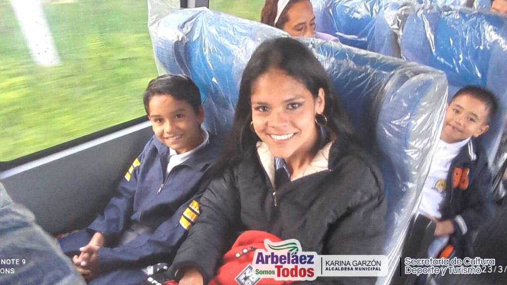 AlcArbelaez's tweet photo. 𝙉𝙪𝙚𝙨𝙩𝙧𝙤𝙨 𝙣𝙞𝙣̃𝙤𝙨 𝙮 𝙥𝙖𝙙𝙧𝙚𝙨 𝙙𝙚 𝙛𝙖𝙢𝙞𝙡𝙞𝙖 𝙙𝙚𝙡 𝙘𝙪𝙖𝙧𝙩𝙚𝙡 𝙮 𝙚𝙡 𝙑𝙚𝙧𝙜𝙚𝙡 𝙚𝙨𝙩𝙧𝙚𝙣𝙖𝙧𝙤𝙣 𝙚𝙡 𝙗𝙪𝙨 fueron los primeros en dar uso al bus cero kilómetros que fue gestionado por nuestra alcaldesa, Gracias a @nicolasgarciab #EDUCACION https://t.co/o4qE6NMxJr