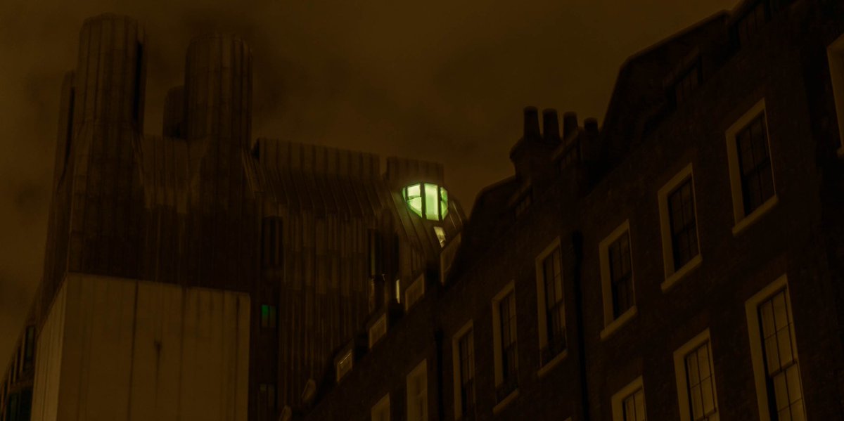 _xmanuelix_'s tweet photo. Londres but batman aesthetic🚨🚃 https://t.co/mo5hypczHj