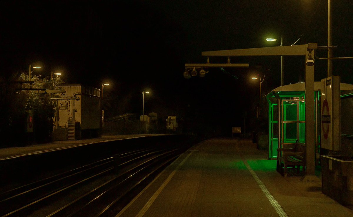 _xmanuelix_'s tweet photo. Londres but batman aesthetic🚨🚃 https://t.co/mo5hypczHj