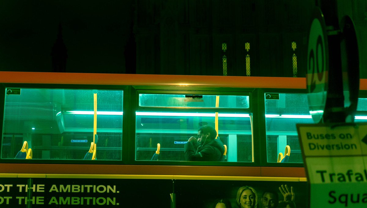 _xmanuelix_'s tweet photo. Londres but batman aesthetic🚨🚃 https://t.co/mo5hypczHj