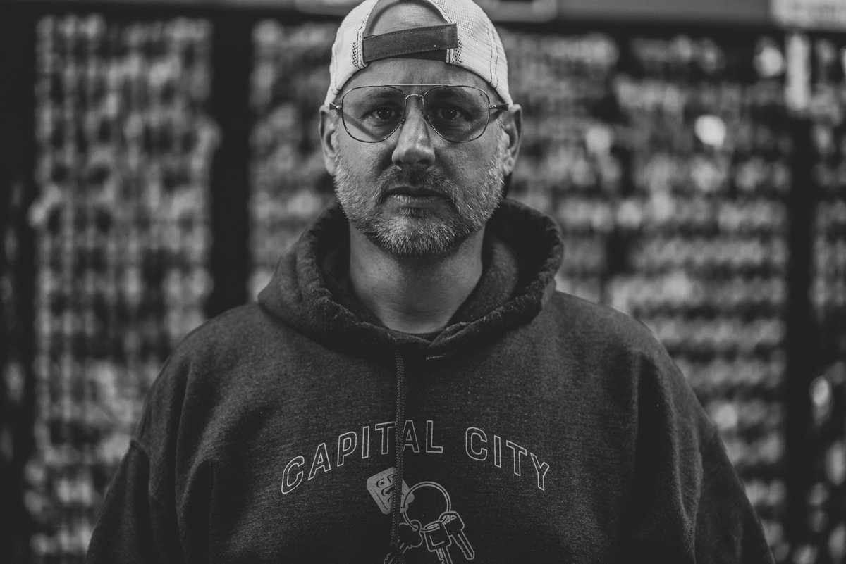 MakPhotoJoe's tweet photo. This is Jon. Jon came to my rescue. I broke my house key on the front door of the bus.

📷 Nikon D750 / 85mm 1.8

#locksmith #portrait #florida #PeopleHelpingPeople #nikon #nikond750 https://t.co/QYhfS5HJ50