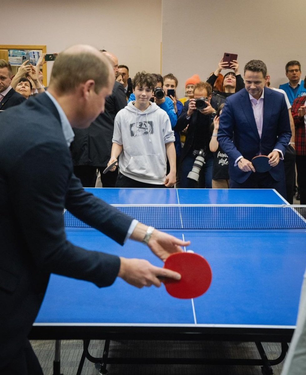 Na dobranoc zostawiam Wam zdjęcie księcia Williama grającego w ping ponga z Rafałem Trzaskowskim. Jeszcze wczoraj w życiu bym nie pomyślała, że zobaczę coś takiego. XD