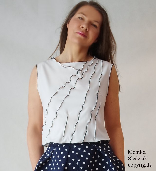 In 2000 after coming back from Paris, I designed a lot of stuff. I had a PFAFF machine with zigzag stitch. Orginally I used this stitch to embelish long summer pants. Zigzag on folded fabric looks interesting. Don't you think so?
Picture from 2015
#copyright #apparel #archive