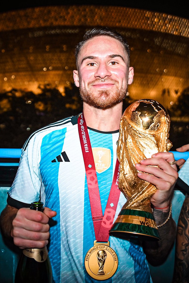 sudanalytics_'s tweet photo. “Cuando estoy de mal humor pienso que soy Campeón del Mundo y se me pasa todo”.

Alexis Mac Allister. 🚬 https://t.co/pZw5syj4yI