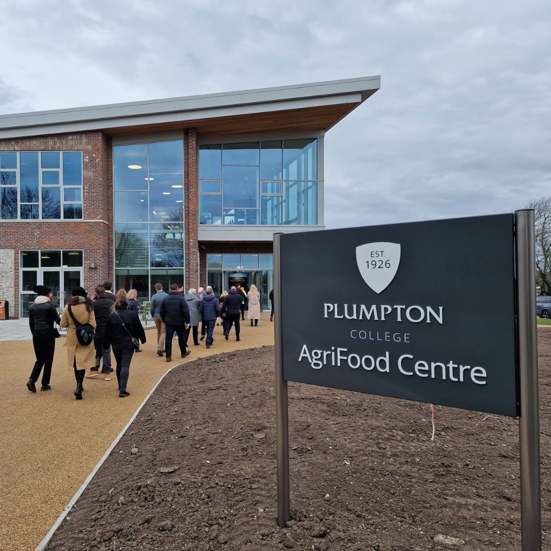lavery_m's tweet image. A brilliant day visiting the incredible @PlumptonCollege estate &amp;amp; campus in the South Downs to lead a brand narrative &amp;amp; positioning workshop

The campus incl. a farm, bakery, vet school, and loads more…and the sausage rolls were to die for!
#brand #immersiveeducation #consulting